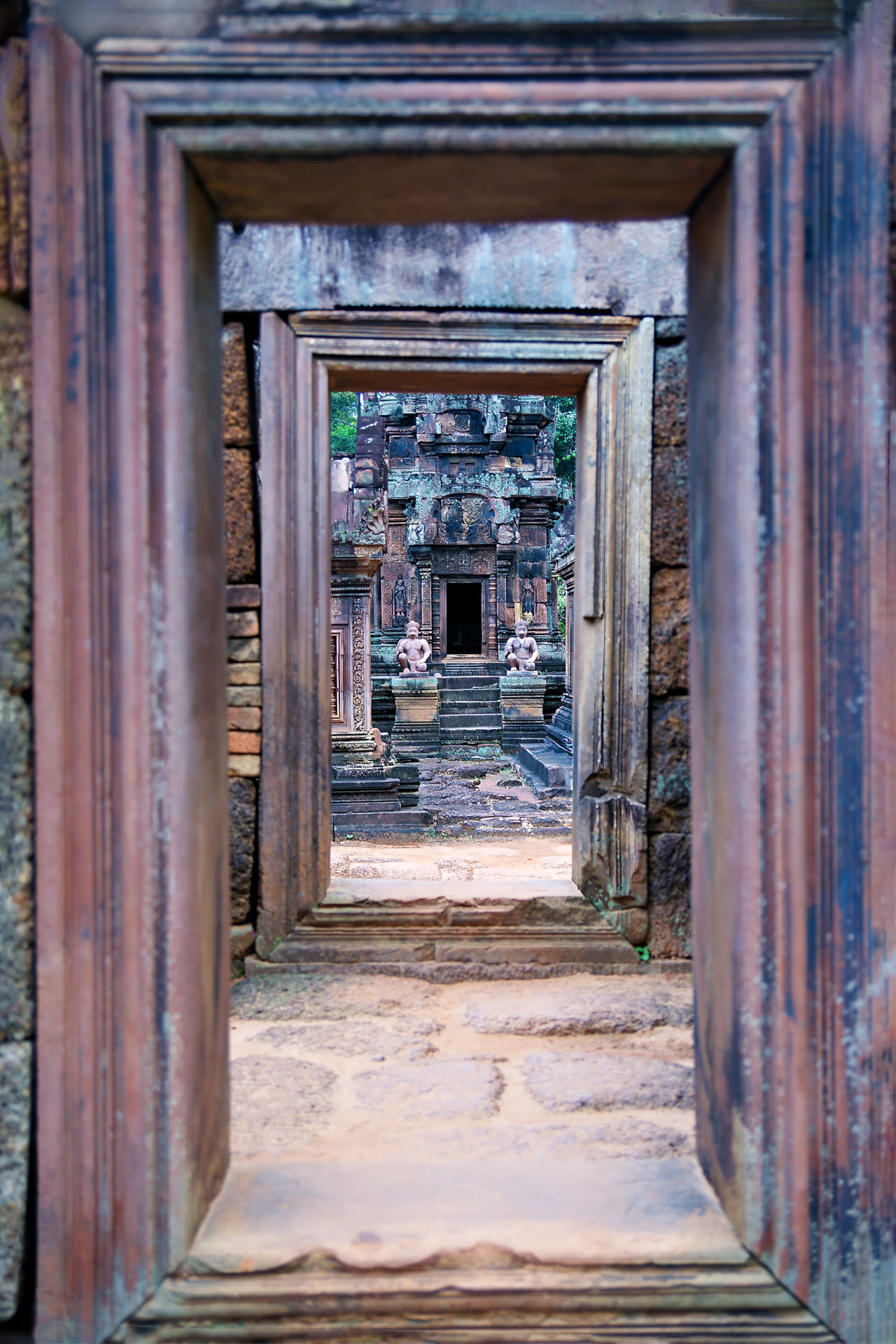 Banteay Srei ist eher eine der kleinen Tempelanlagen Angkors. Sie ist bekannt für die filigranen Steinmetzarbeiten.